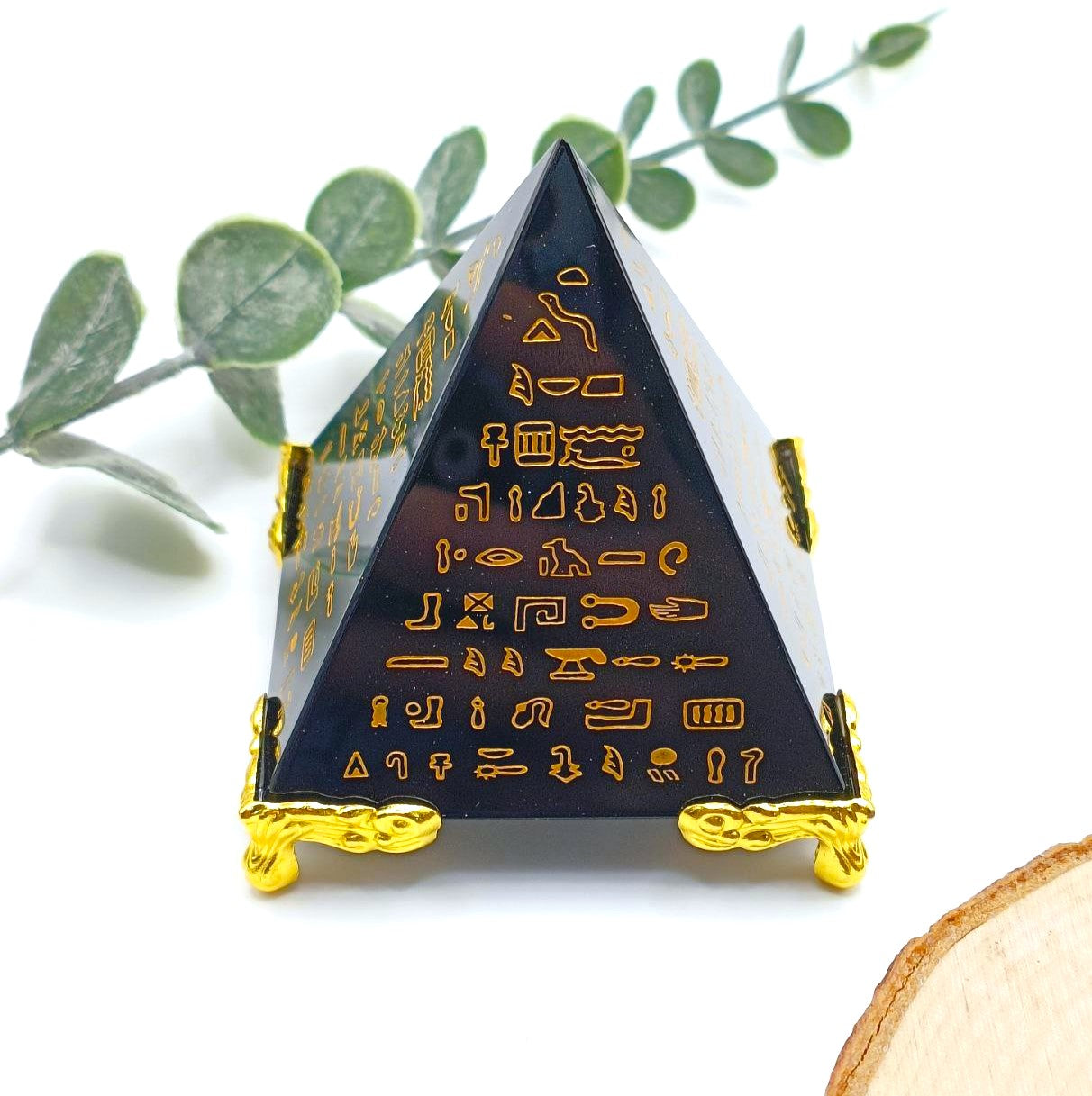 Piramide in ossidiana con geroglifici dorati