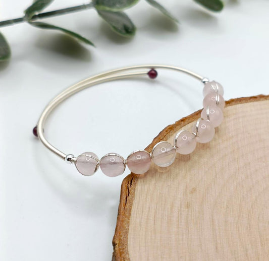 Bracciale regolabile in wire con perle in Quarzo rosa
