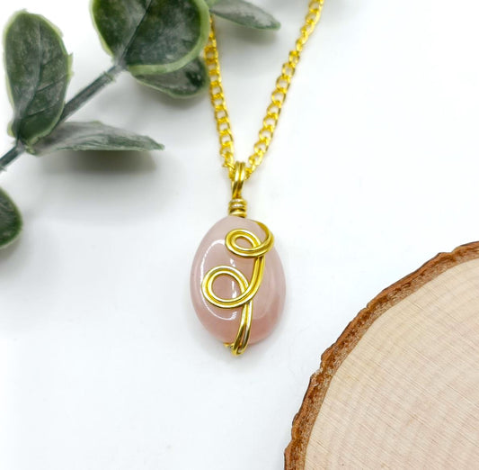 Collana dorata con wire in Quarzo rosa