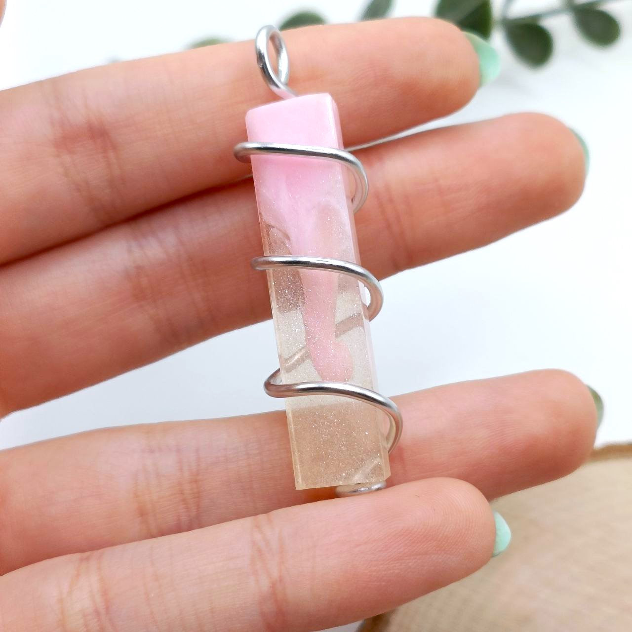 Ciondolo in RESINA punta cristallo rosa pastello trasparente con filo in alluminio