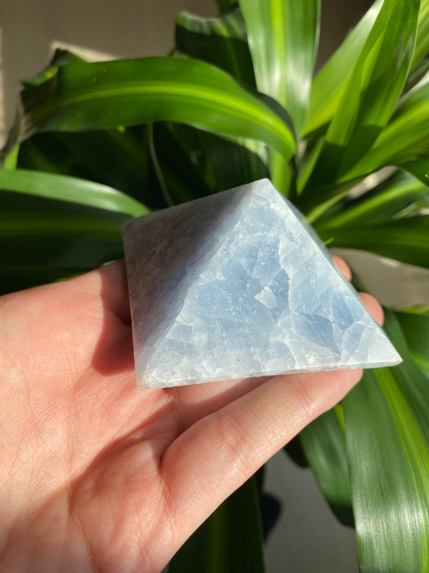 Piramide in Calcite Blu