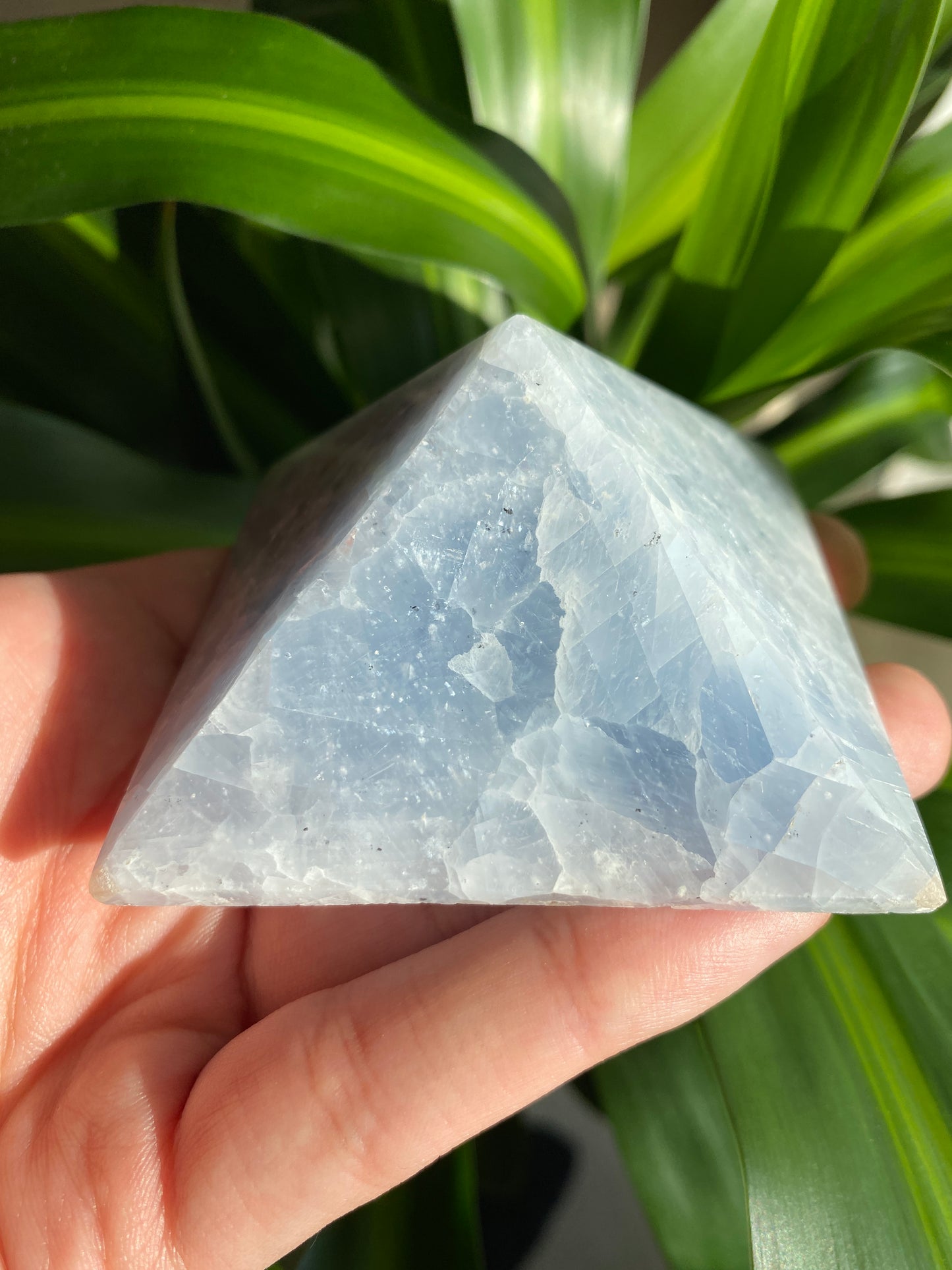 Piramide in Calcite Blu