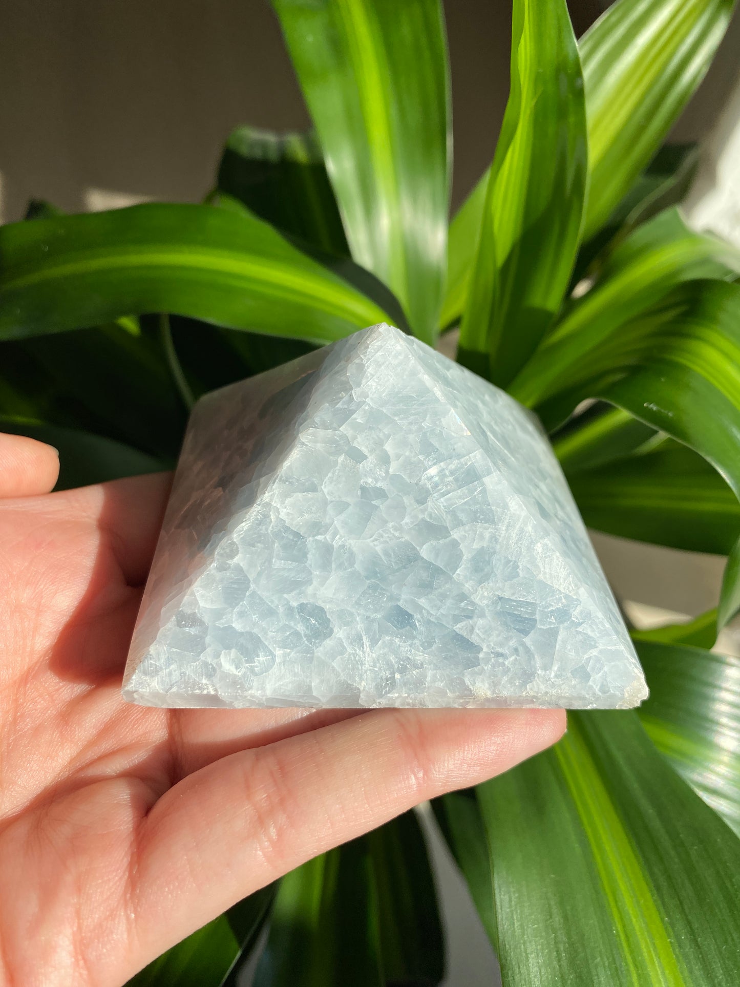 Piramide in Calcite Blu