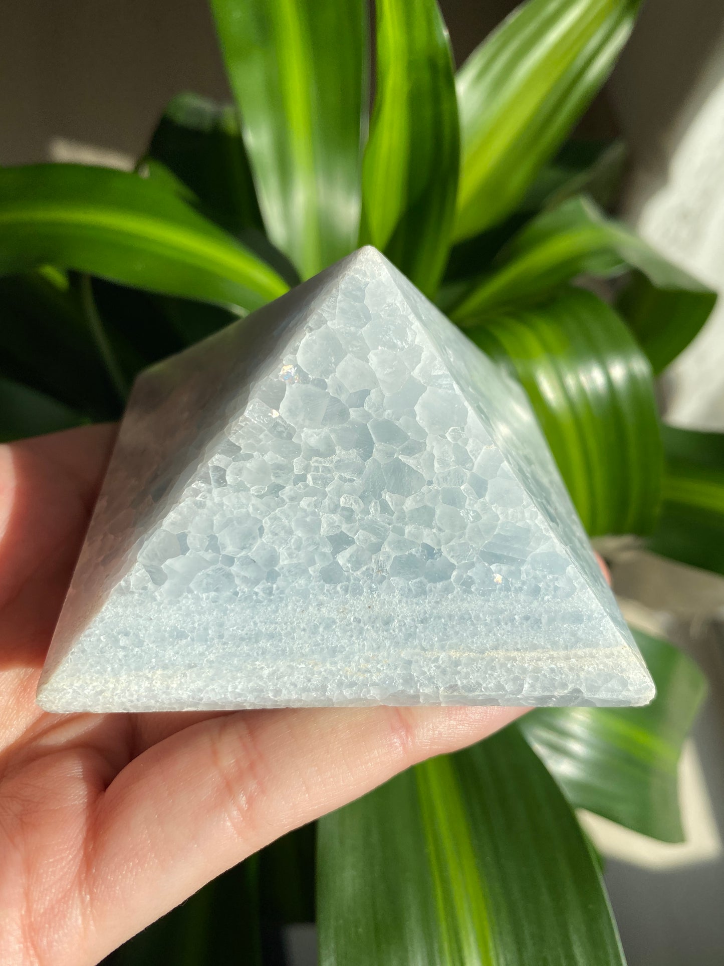 Piramide in Calcite Blu